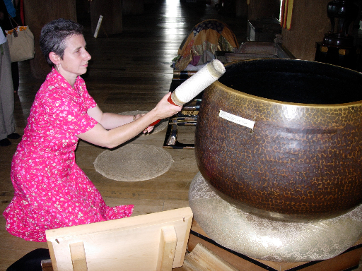 8-12 Polly Ringing Kiyomizu-dera